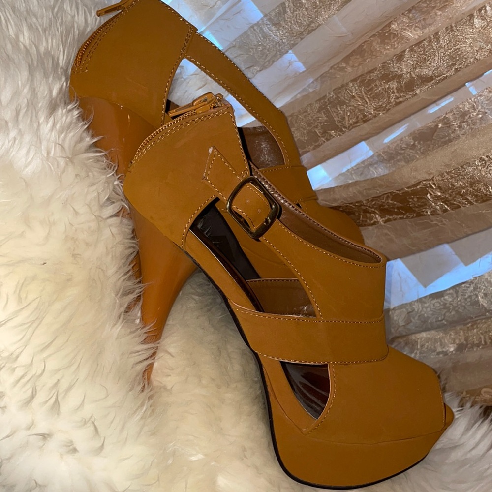 Tan heels - Picture 3 of 6